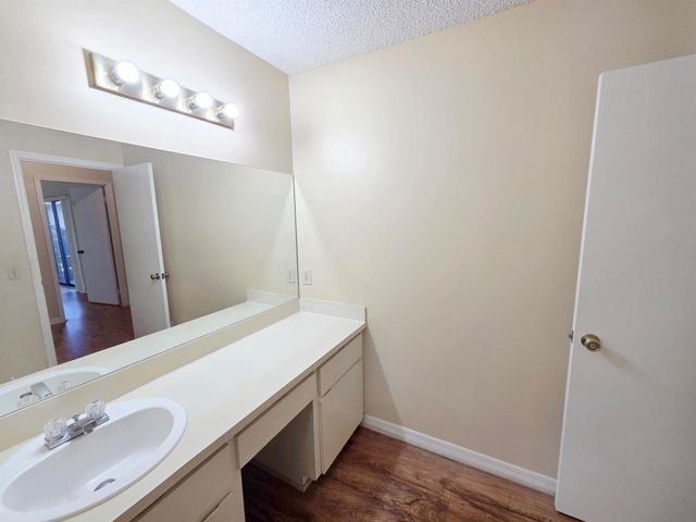 1482 N Lawnwood Circle 30-D, Fort Pierce, FL 34950