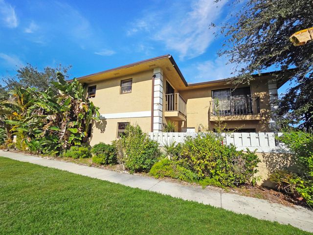 1482 N Lawnwood Circle 30-D, Fort Pierce, FL 34950