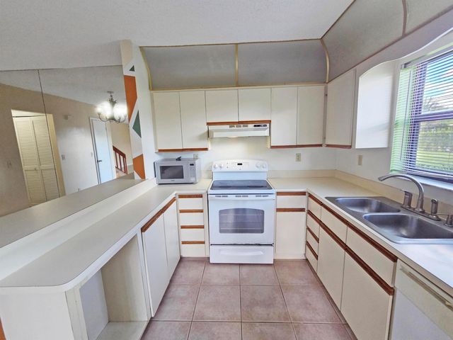 1482 N Lawnwood Circle 30-D, Fort Pierce, FL 34950