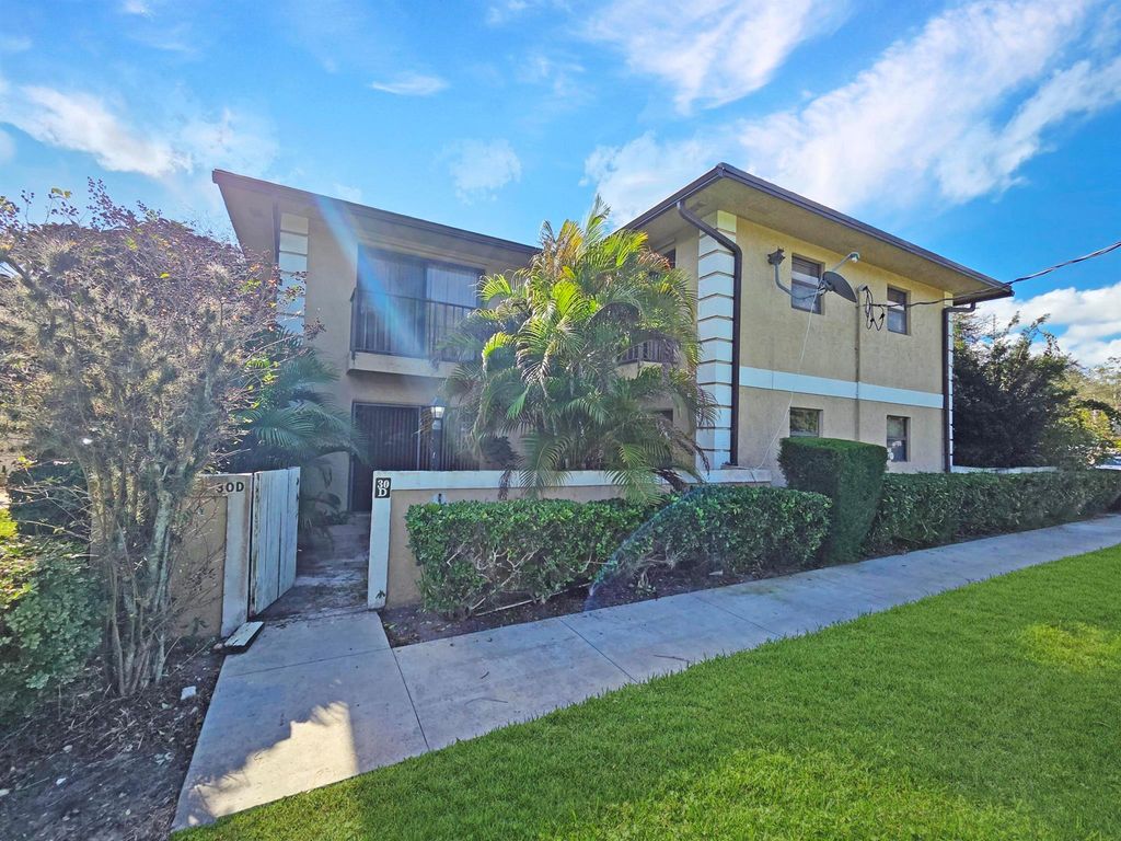 1482 N Lawnwood Circle 30-D, Fort Pierce, FL 34950