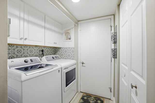 1360 Rose Avenue, Carol Stream, IL 60188