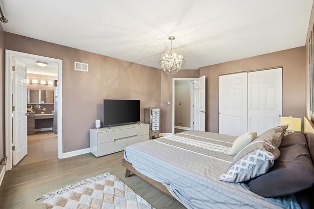 1360 Rose Avenue, Carol Stream, IL 60188