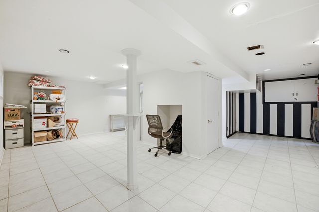 1360 Rose Avenue, Carol Stream, IL 60188