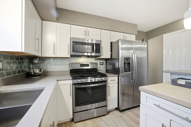 1360 Rose Avenue, Carol Stream, IL 60188