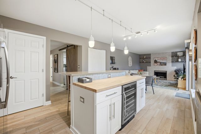 1360 Rose Avenue, Carol Stream, IL 60188