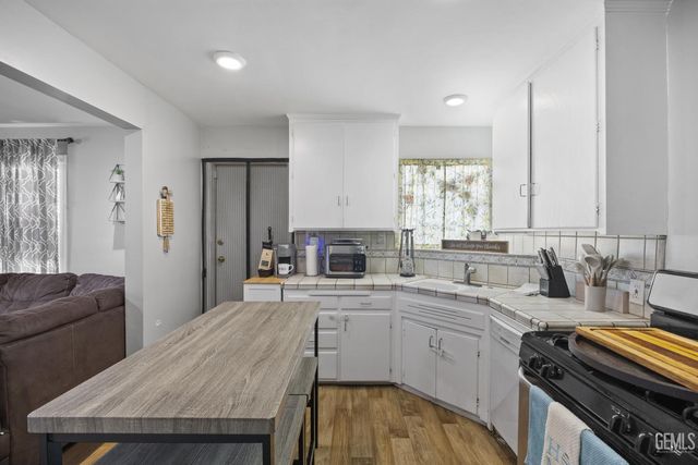 2008 Esther Drive, Bakersfield, CA 93308