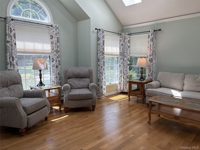3 Woodhollow Court, Medford, NY 11763