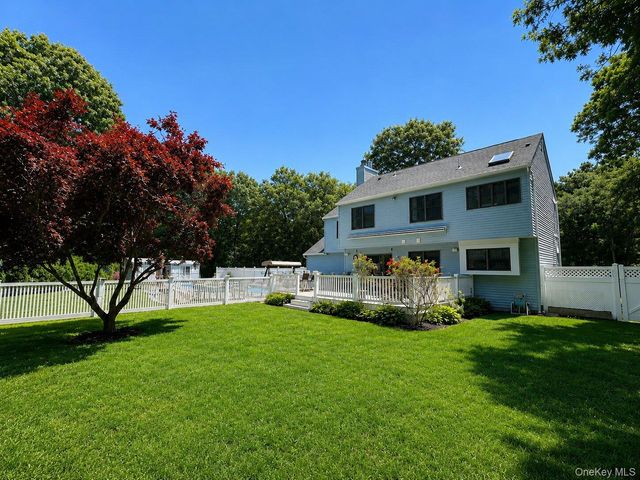 3 Woodhollow Court, Medford, NY 11763