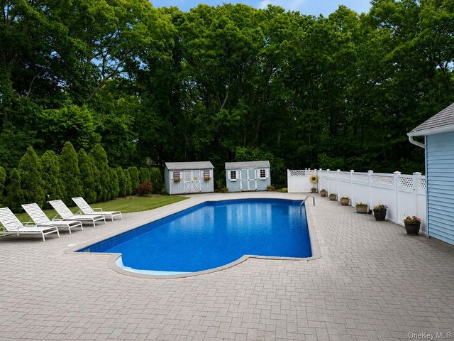 3 Woodhollow Court, Medford, NY 11763