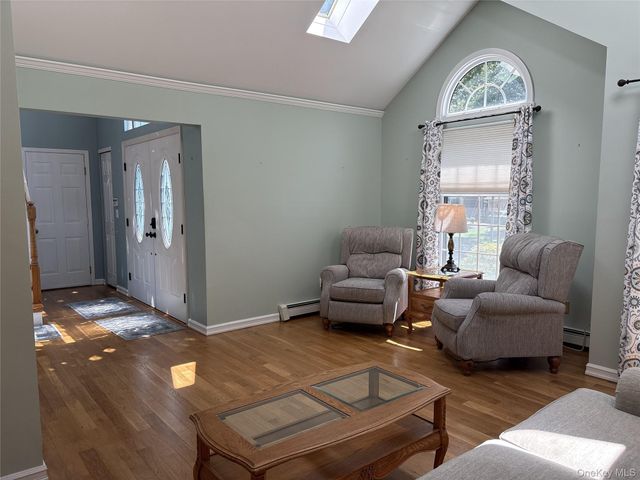 3 Woodhollow Court, Medford, NY 11763