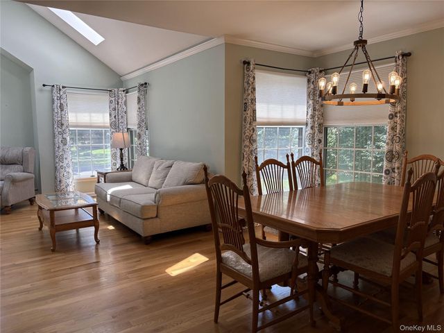 3 Woodhollow Court, Medford, NY 11763