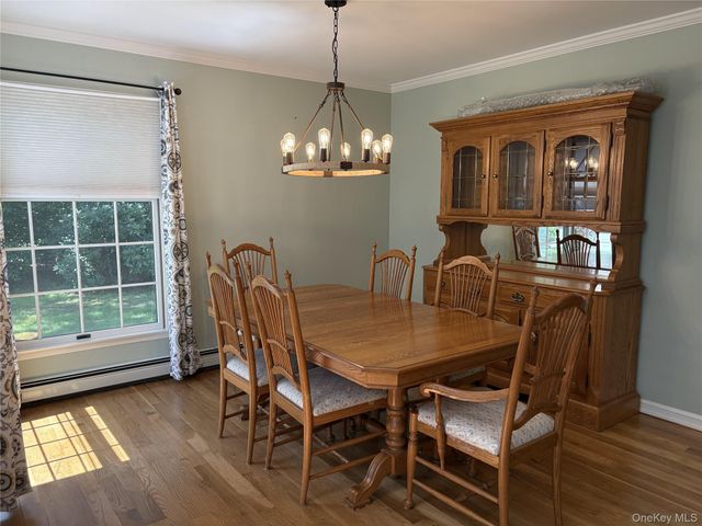 3 Woodhollow Court, Medford, NY 11763