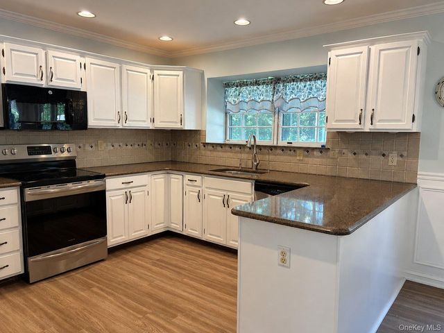 3 Woodhollow Court, Medford, NY 11763
