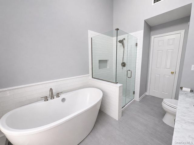 3 Woodhollow Court, Medford, NY 11763