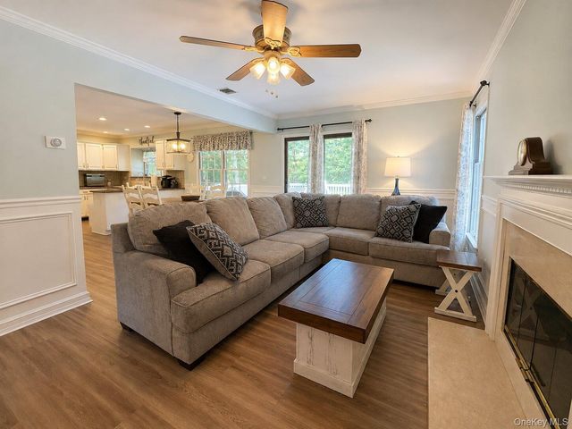 3 Woodhollow Court, Medford, NY 11763