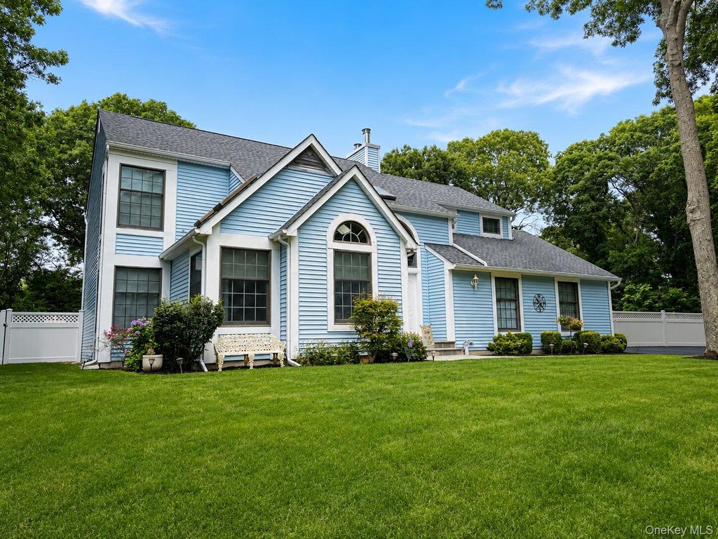 3 Woodhollow Court, Medford, NY 11763