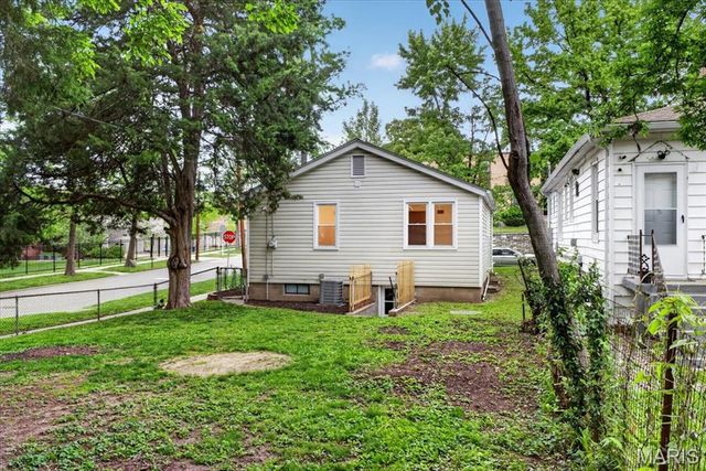 7574 Ellis Avenue, Maplewood, MO 63143