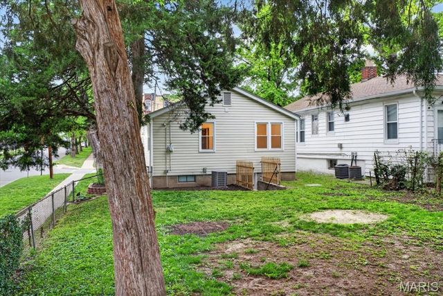7574 Ellis Avenue, Maplewood, MO 63143
