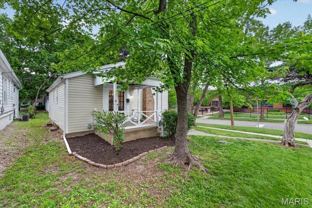 7574 Ellis Avenue, Maplewood, MO 63143