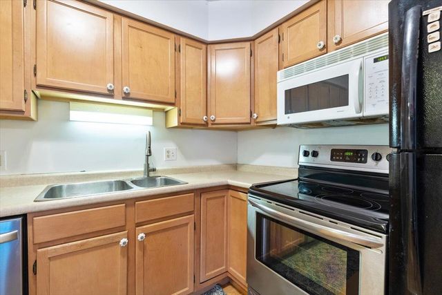 100 Kennedy Dr Apt 37, South Burlington, VT 05403