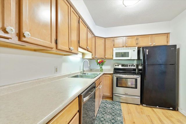 100 Kennedy Dr Apt 37, South Burlington, VT 05403