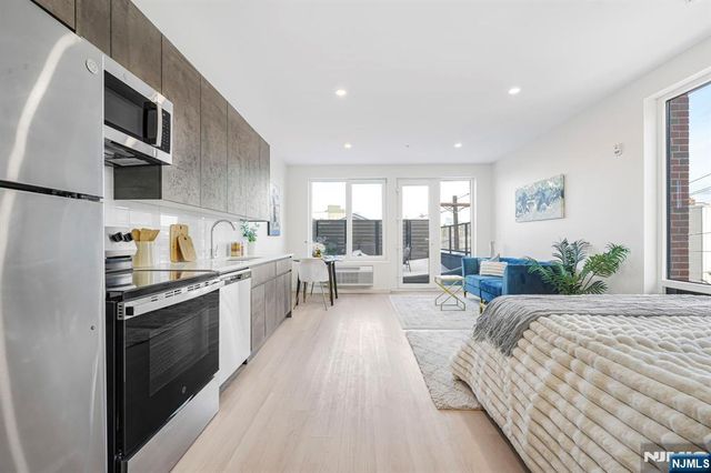 1 Mallory 203, Jersey City, NJ 07305