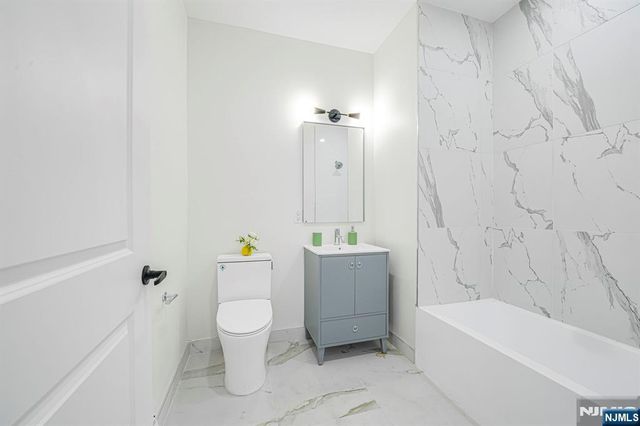 1 Mallory 203, Jersey City, NJ 07305