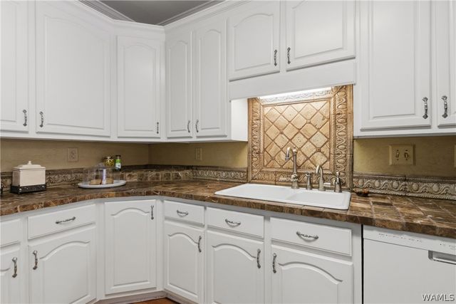 1475 Chase Valley, Northport, AL 35473