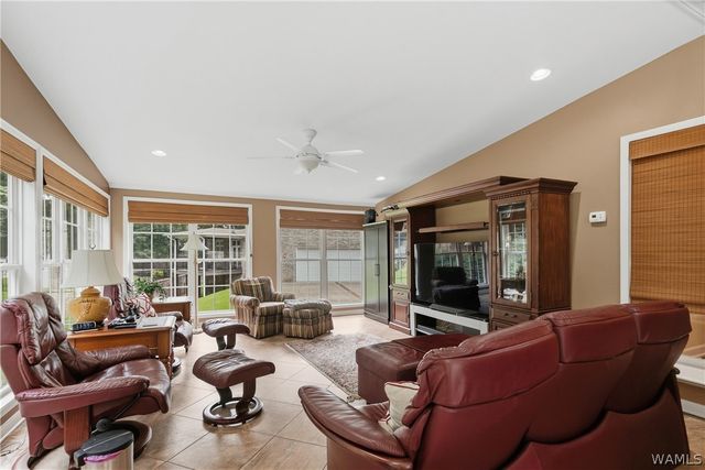 1475 Chase Valley, Northport, AL 35473