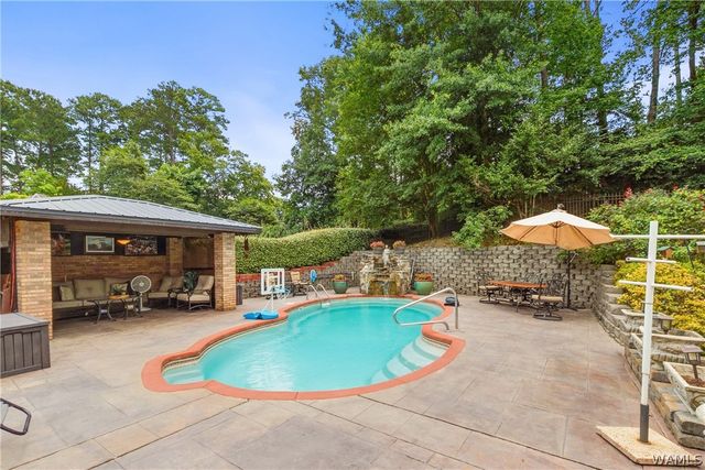 1475 Chase Valley, Northport, AL 35473