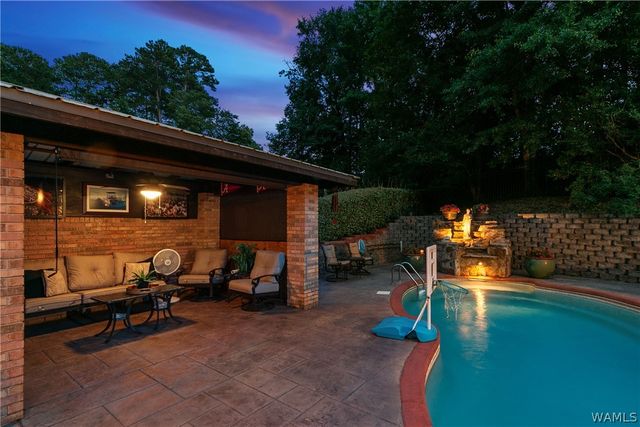 1475 Chase Valley, Northport, AL 35473
