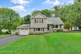 8 Robinia Drive, Colonie, NY 12211
