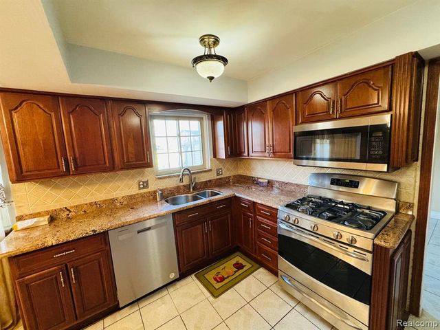 4411 Bloomfield Drive, Sterling Heights, MI 48310