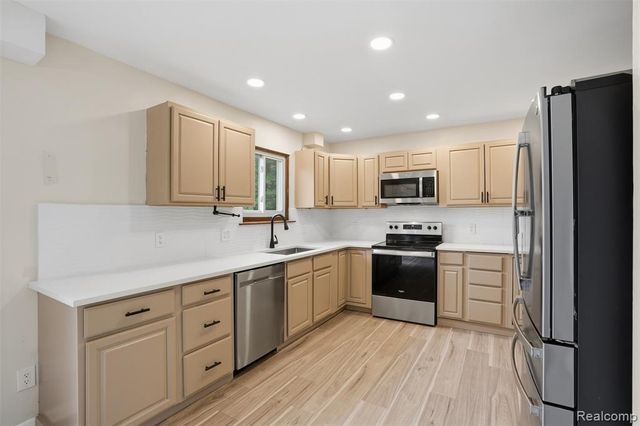 2800 Cedar Valley Drive, Howell, MI 48843