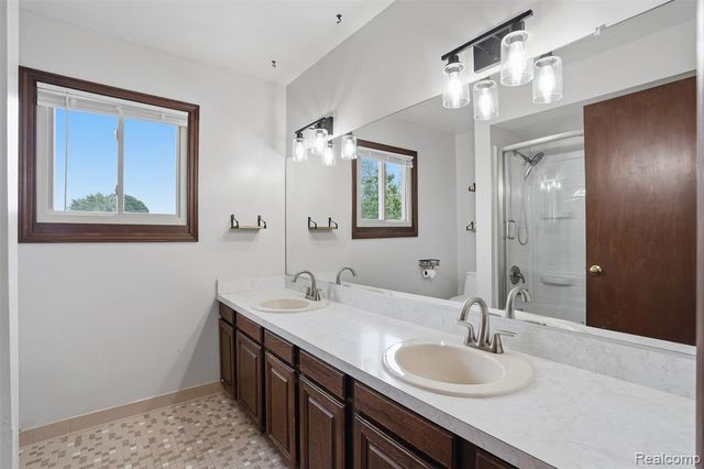 2800 Cedar Valley Drive, Howell, MI 48843