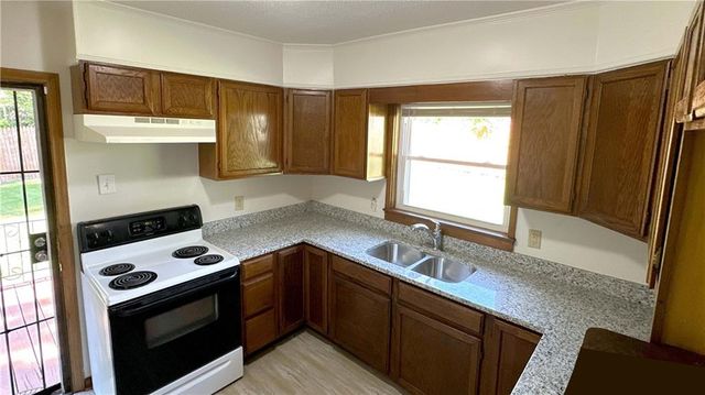 2005 E 81st Street, Kansas City, MO 64132