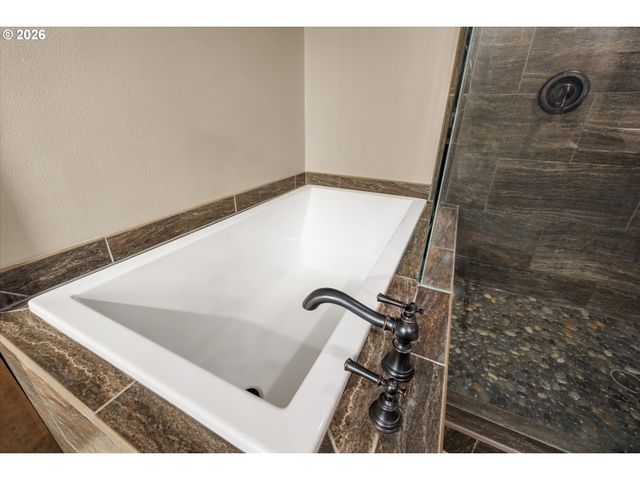 24165 S BROCKWAY Rd, Oregon City, OR 97045