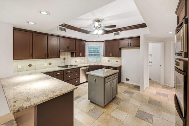 6 S Buck Ridge, The Woodlands, TX 77381