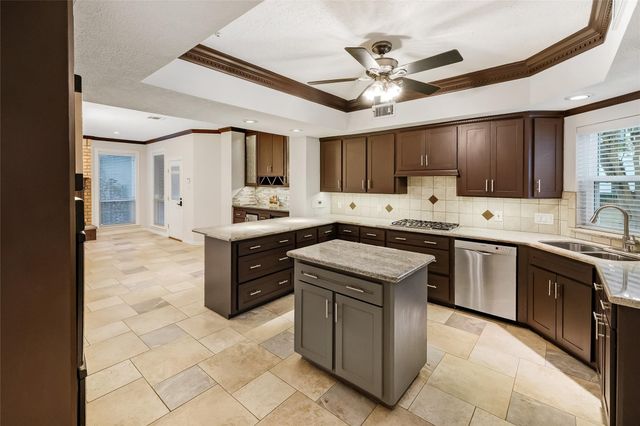 6 S Buck Ridge, The Woodlands, TX 77381