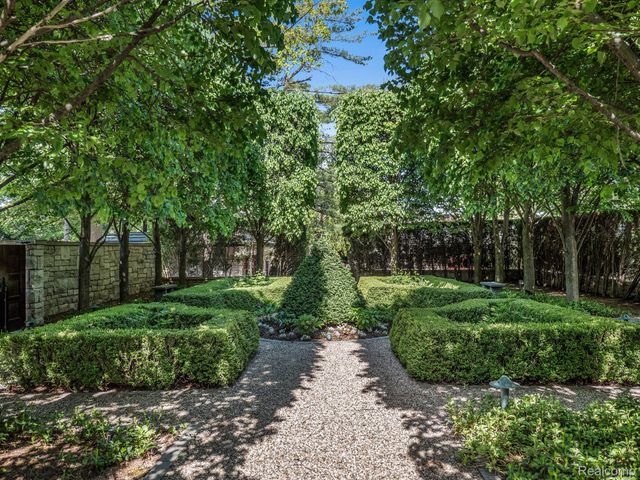 834 SOUTHFIELD Road, Birmingham, MI 48009