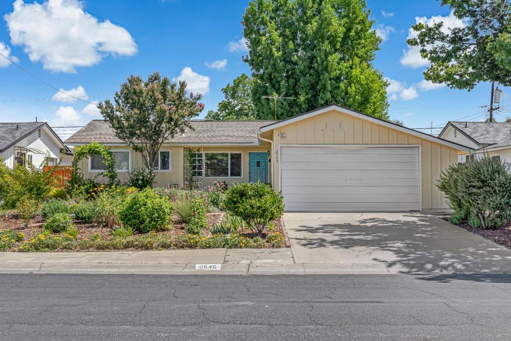 Image 1 of property listing at 2545 Dewitt Avenue, Clovis, CA 93612