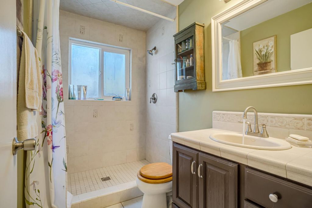 Image 13 of property listing at 2545 Dewitt Avenue, Clovis, CA 93612
