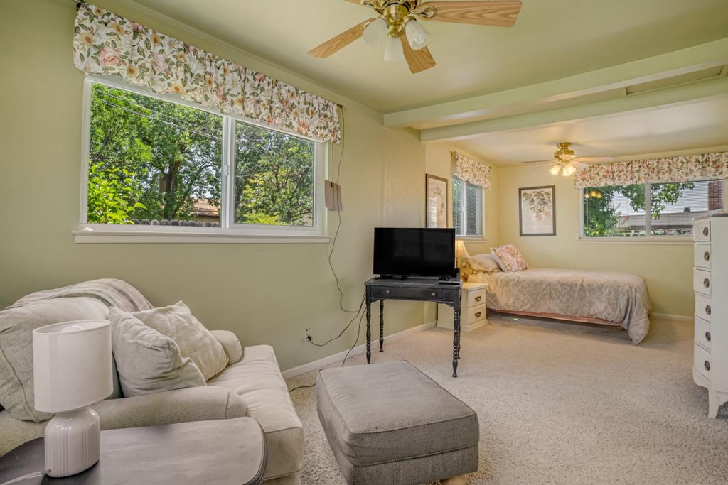 Image 14 of property listing at 2545 Dewitt Avenue, Clovis, CA 93612