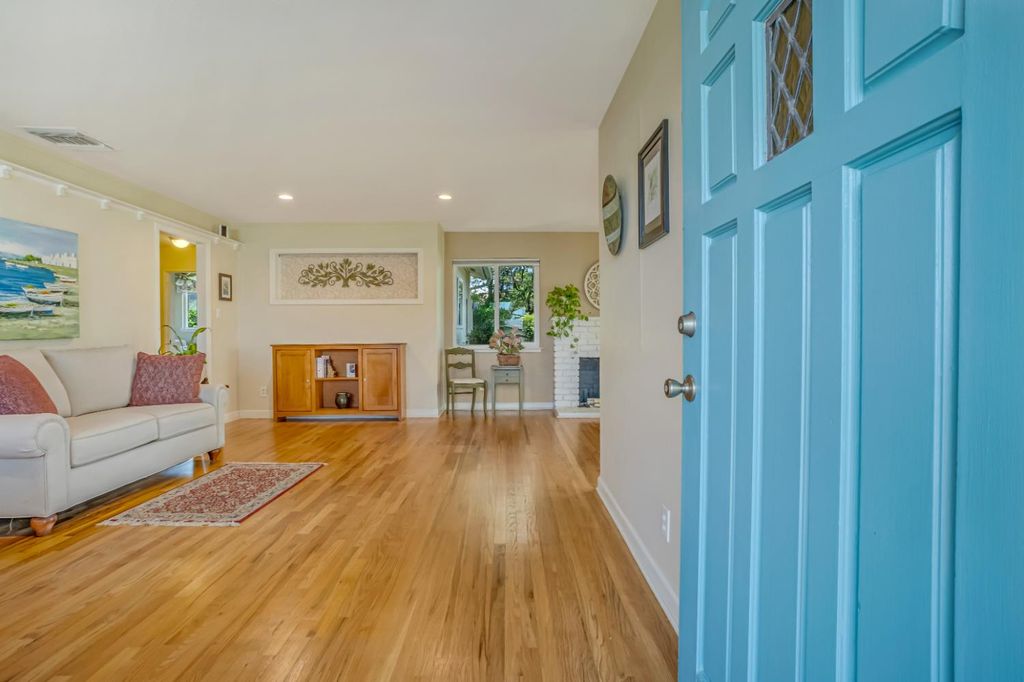 Image 2 of property listing at 2545 Dewitt Avenue, Clovis, CA 93612