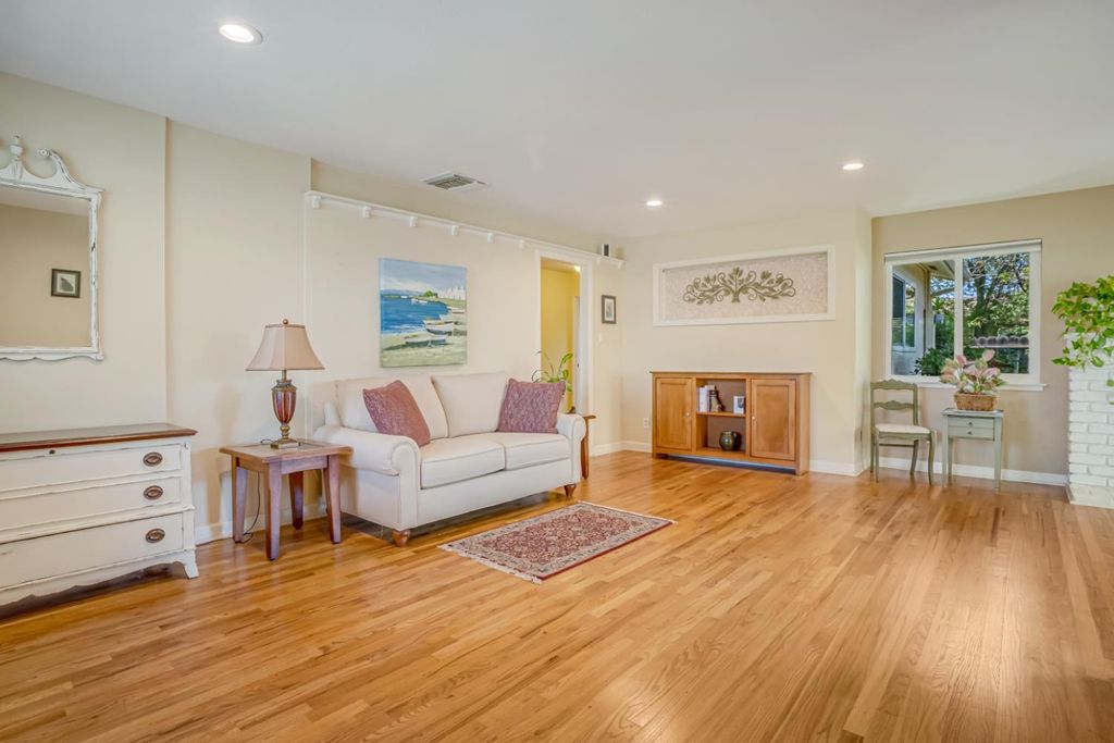 Image 3 of property listing at 2545 Dewitt Avenue, Clovis, CA 93612
