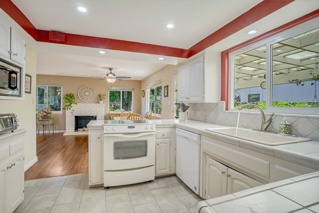 Image 9 of property listing at 2545 Dewitt Avenue, Clovis, CA 93612