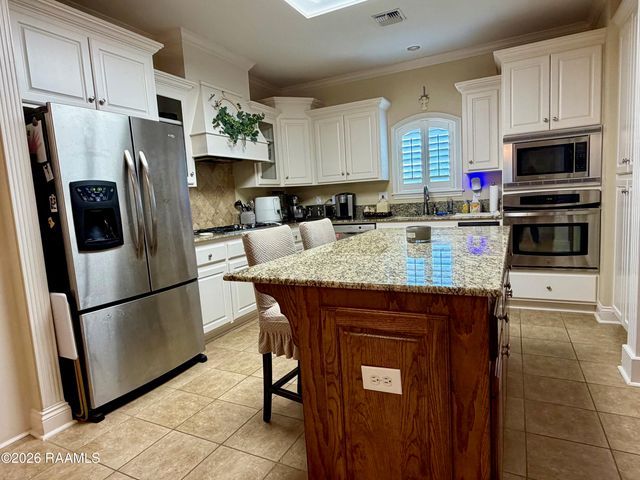 1046 Woodridge Drive, Breaux Bridge, LA 70517