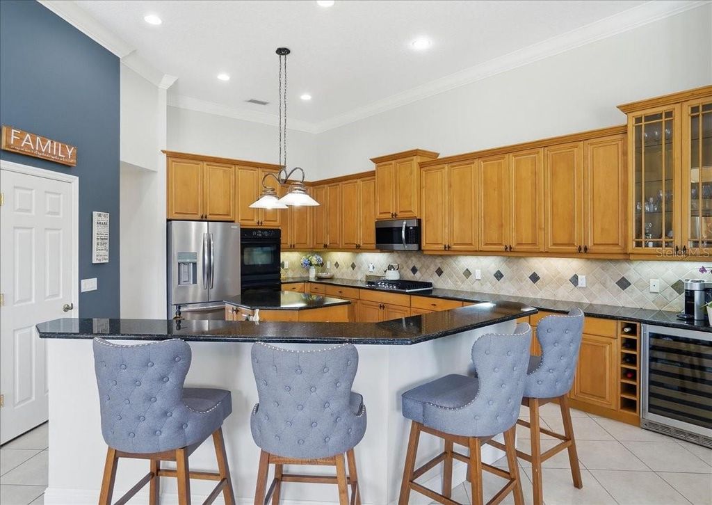 Image 9 of property listing at 8843 17TH AVENUE CIRCLE NW, Bradenton, FL 34209