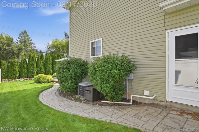 60 Fountain Park Drive, Waterford Charter Township, MI 48327