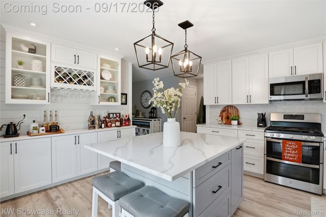 60 Fountain Park Drive, Waterford Charter Township, MI 48327